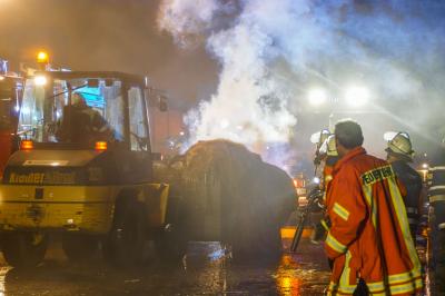 Geisingen: Stroh LKW geriet auf der A81 kurz nach der Anschluss stelle Geisingen in Brand 